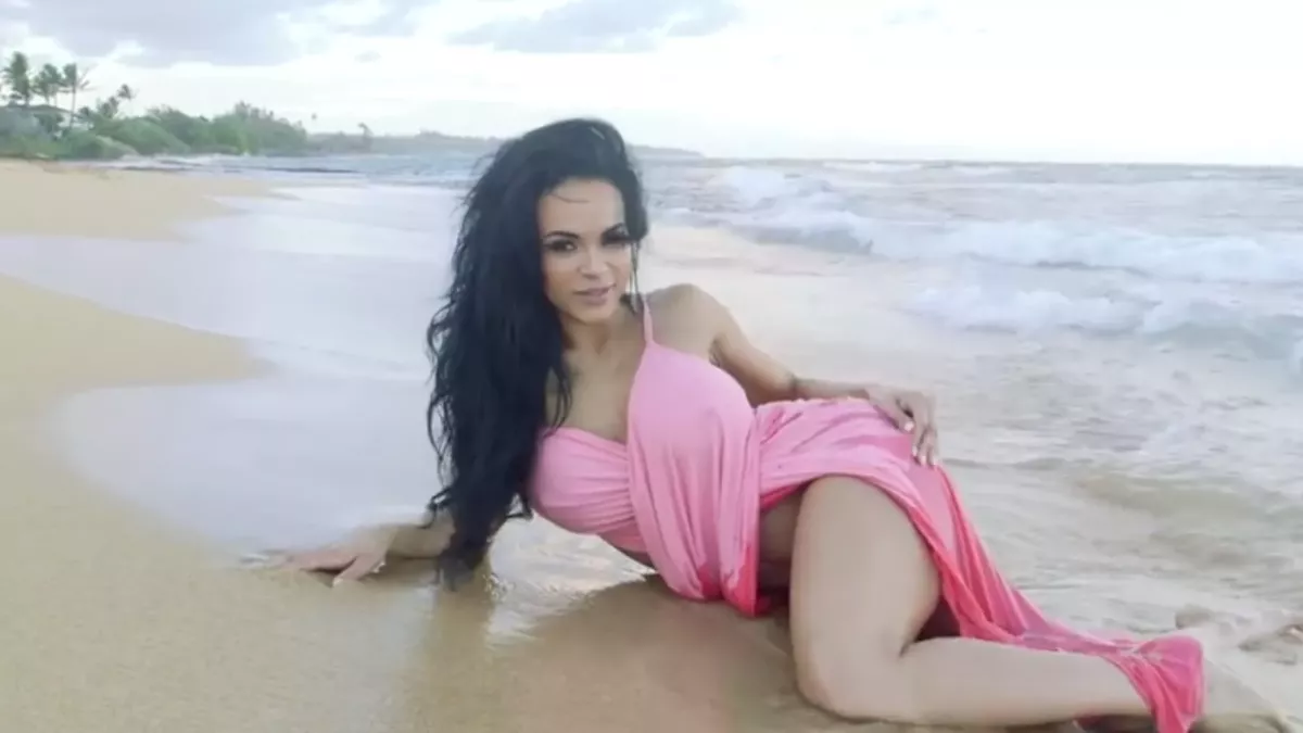 Model erlebt bei Fotoshooting am Strand eine böse Überraschung