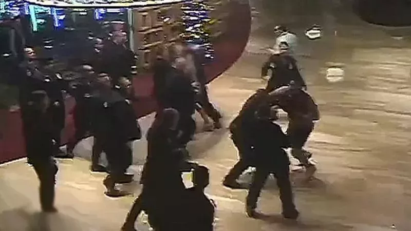 MMA-Kämpfer greift 12 Türsteher im Casino an