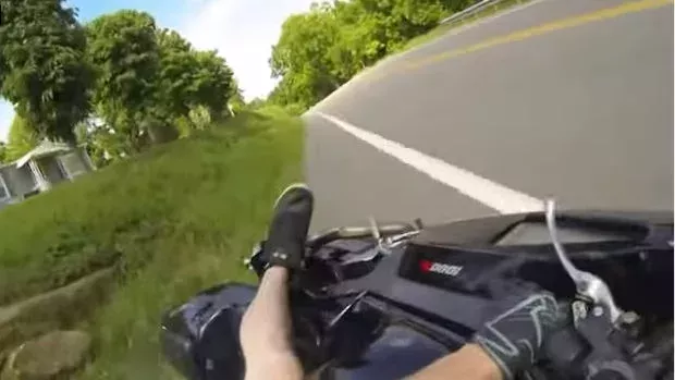 Biker fällt oberkörperfrei vom Motorrad und zeigt seine Verletzungen