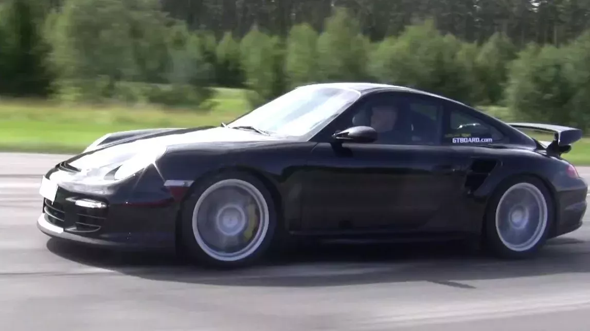 Biker provozieren den Porschefahrer: Dann schlägt der Porsche zurück!