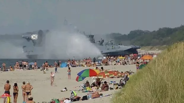 Russisches Luftkissenfahrzeug sorgt für Panik am Strand