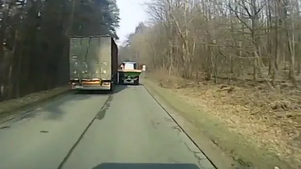 Polen: Dieser LKW hätte den Traktor besser nicht überholen sollen