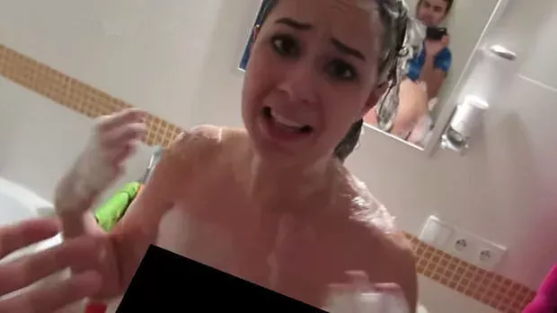 Er legt seine Freundin übel in der Badewanne rein