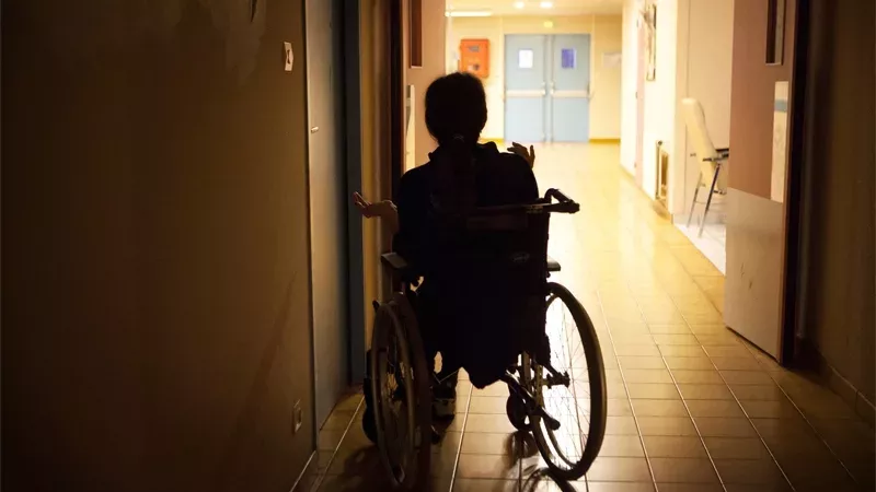 Mehrfache Falschdiagnose: Frau wird zu "Stein-Menschen" und keiner hilft ihr!