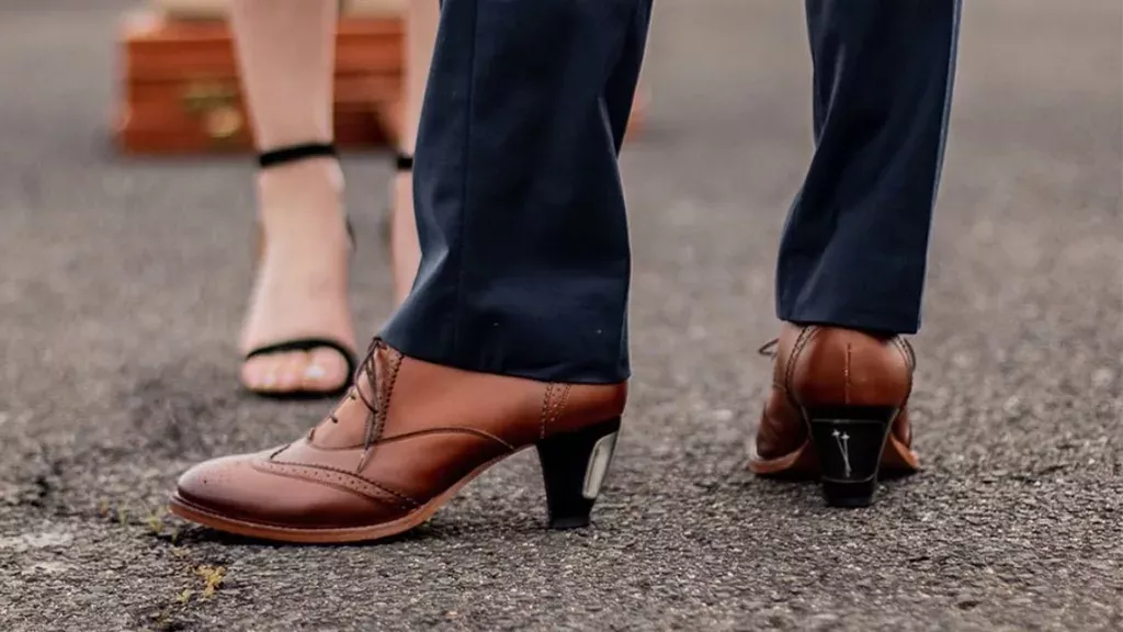 Mut zu einer anderen Männlichkeit: Männer gehen jetzt mit hohen Schuhen