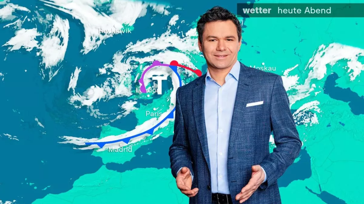 Özden Terli vor der Wetterkarte