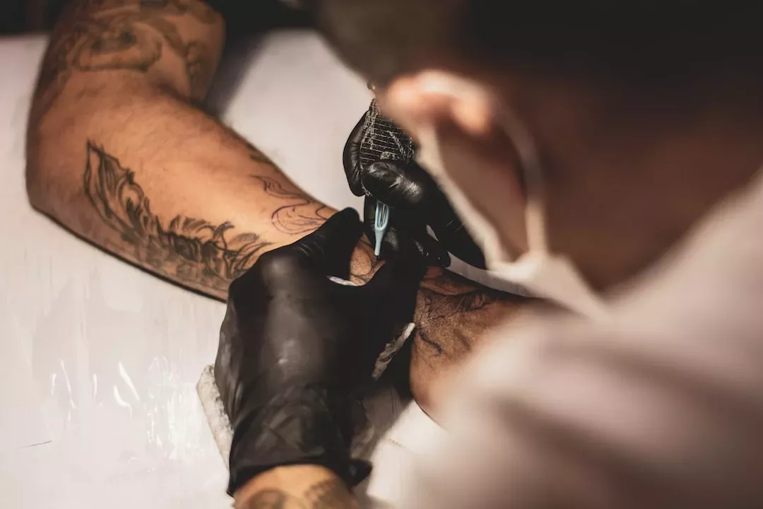Tattoos und mehr: Merck bezahlt Fachkräften sogar eine künstliche Befruchtung