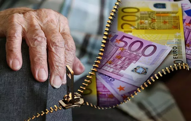 Während Beamte üppige Pensionen erhalten, müssten Angestellte dafür mehr als 65 Jahre einzahlen