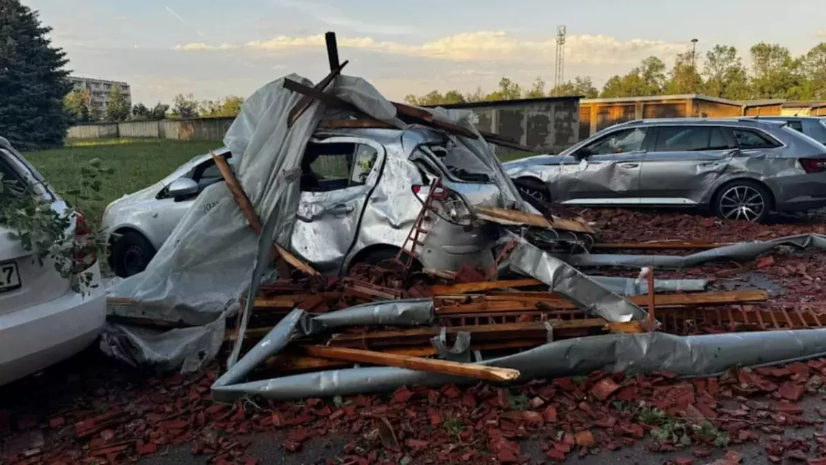 In wurden durch das Unwetter mehrere Autos komplett zerstört