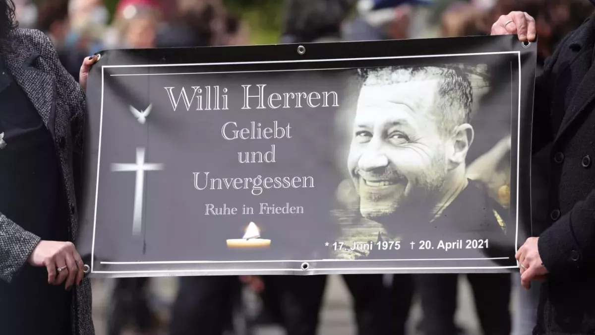 Ein Banner anlässlich der Beerdigung Willi Herrens wird in die Kamera gehalten