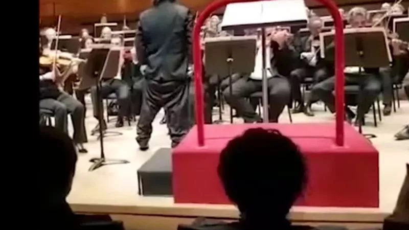 Ein Dirigent verliert seine Hose direkt im Konzert