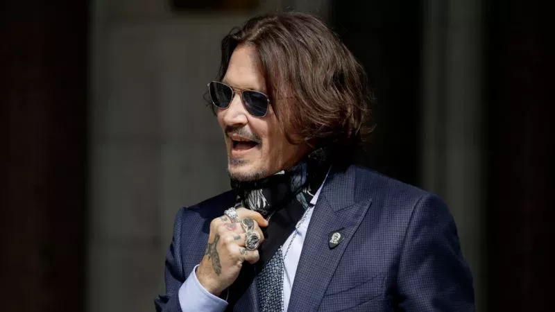  Elon Musk fordert Johnny Depp zu Käfigschlacht heraus, nachdem Depp androht, ihm „den Penis abzuschneiden“