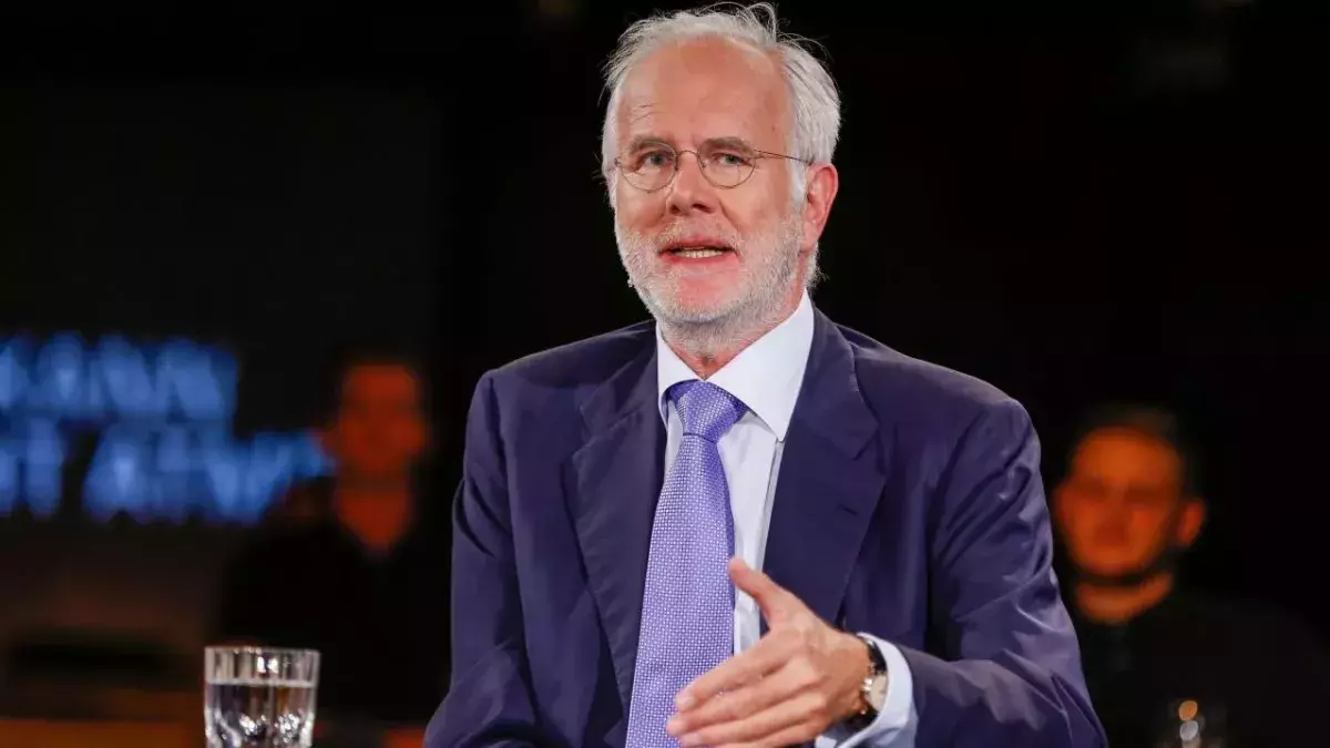 Harald Schmidt zieht über das Traumschiff her.