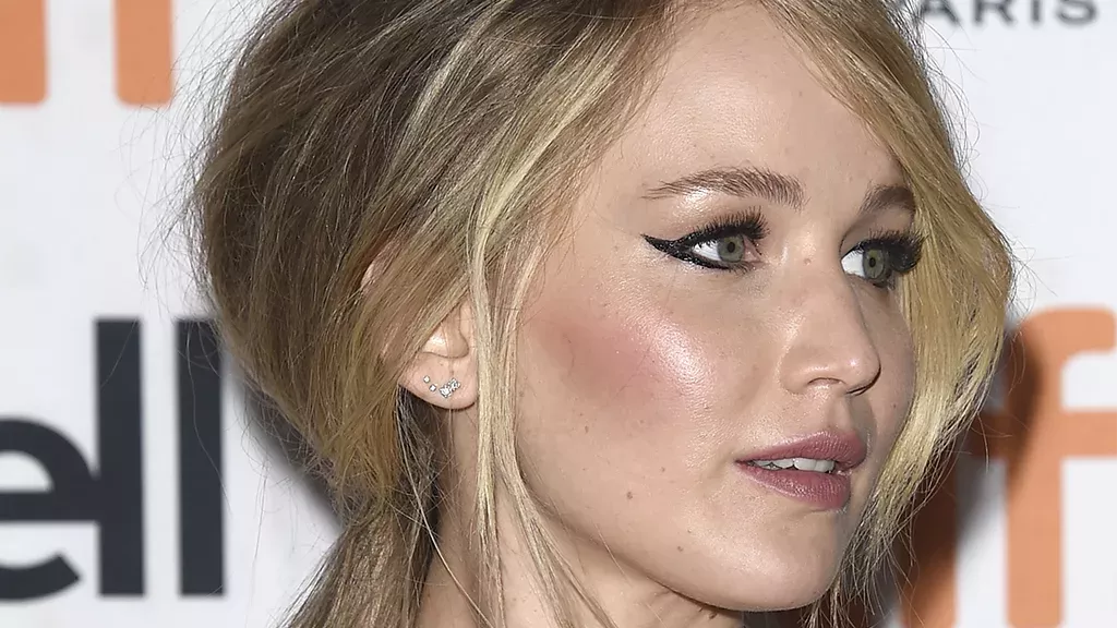 Jennifer Lawrence sorgt für rote Ohren am Set