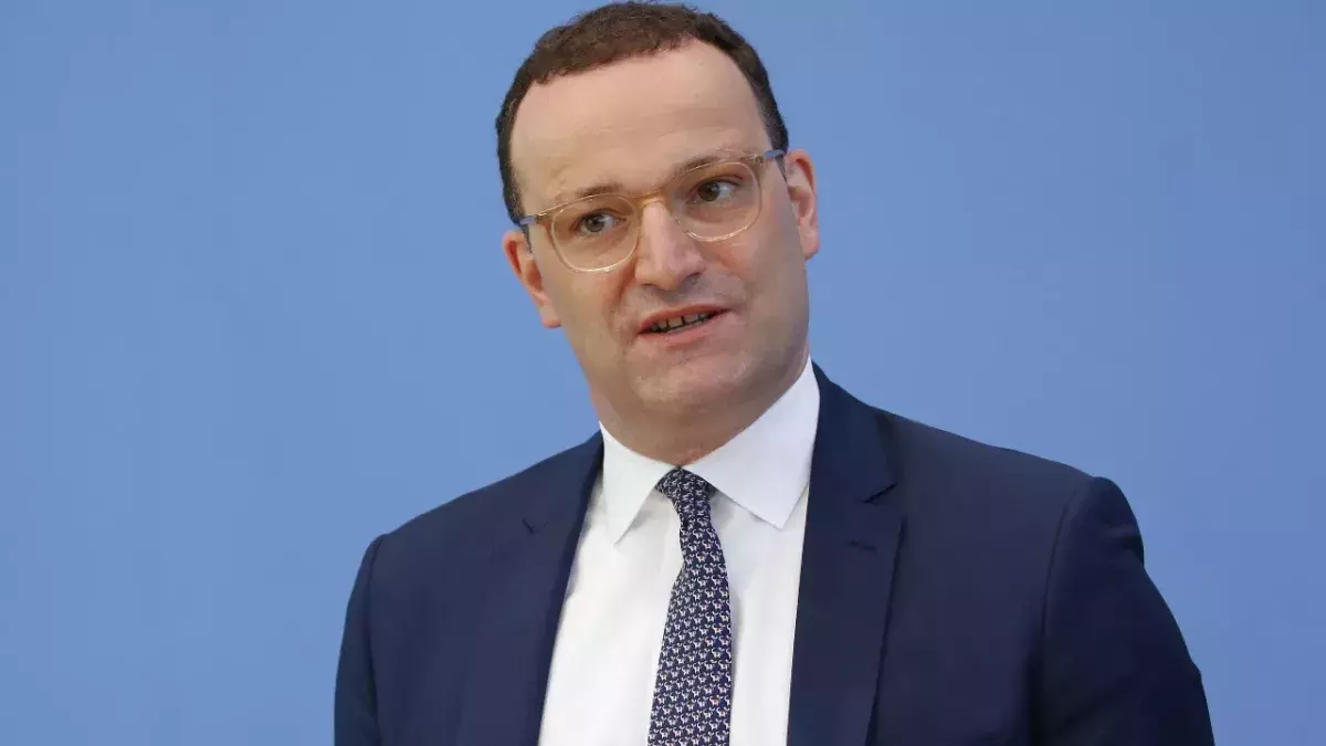 Jens Spahn: Verdient der Bundesgesundheitsminister mehr als Merkel?