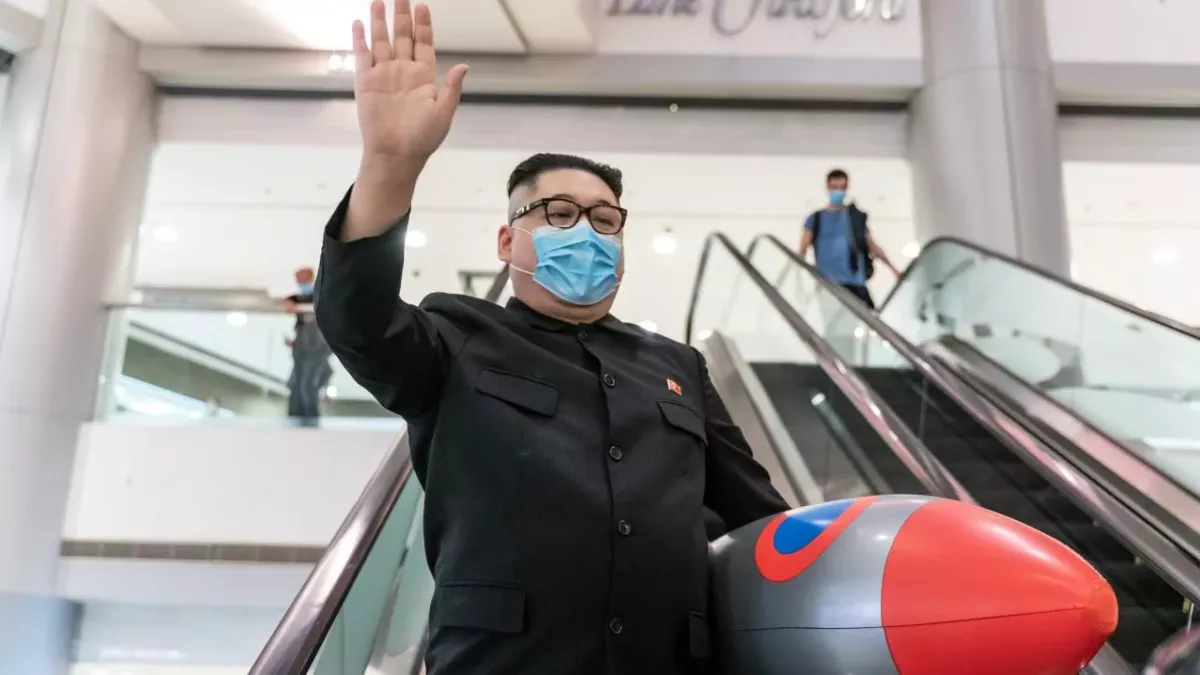Kim Jong-Un Imitator fährt Rolltreppe runter