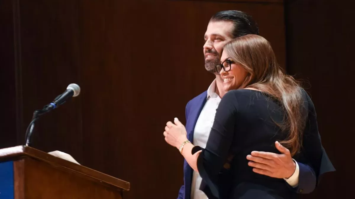 Kimberly Guilfoyle umarmt ihren Freund Donald Trump Junior