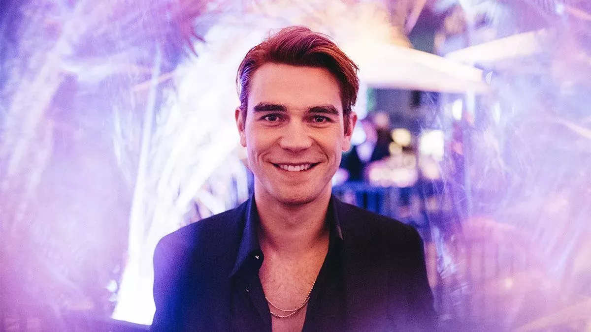 KJ Apa hat einen Splitter im Auge
