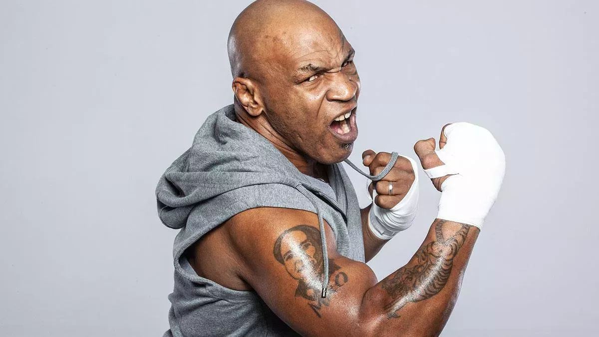 Mike Tyson kämpft gegen einen Hai 