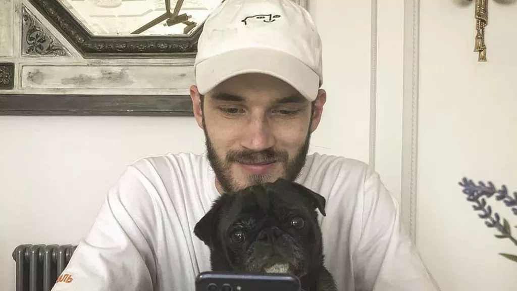 PewDiePie mit seinem richtigen Hund Edgar