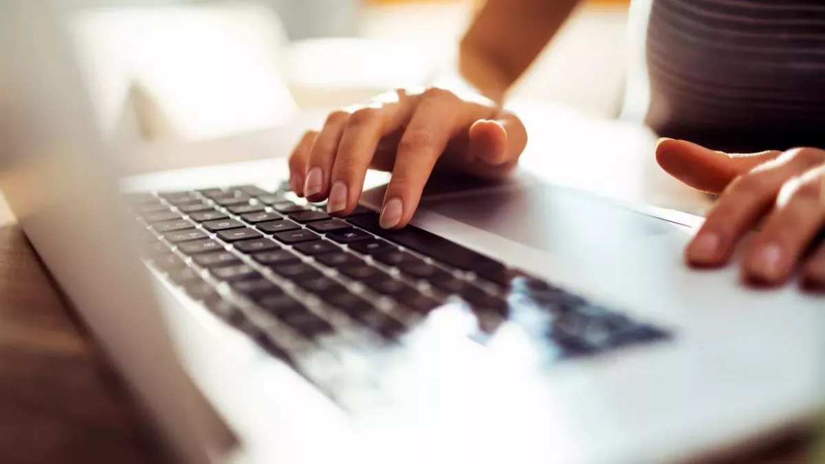 Am Laptop kann man sich ganz einfach zum Impfen anmelden