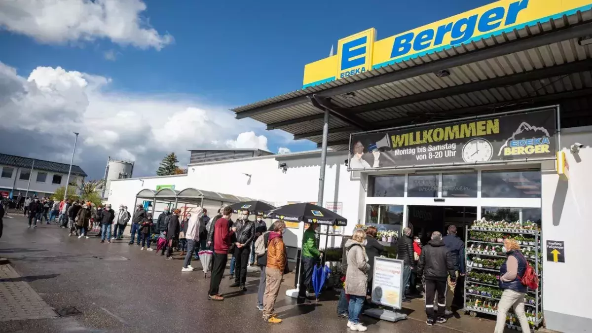 Baden-Wuerttemberg, Pforzheim: Numerous people are queuing at a supermarket to be vaccinated with the Astrazeneca vaccine without an appointment. A doctor vaccinates around 250 doses of Astrazeneca, for which she found no takers in her consultation hours because of distrust of the active ingredient