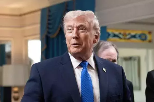 Donald Trump: Erst scherzte er über seine Gesundheit - "The Don" musste sich festhalten