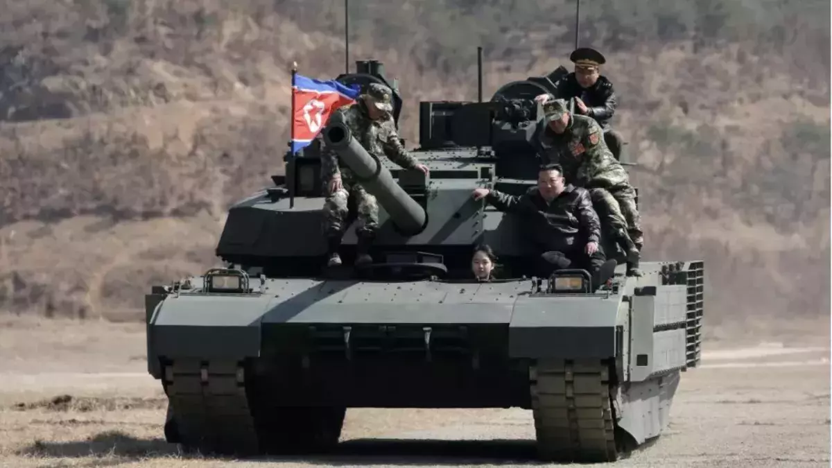 Tochter von Kim Jong-un fährt bei einer Militärübung einen Panzer