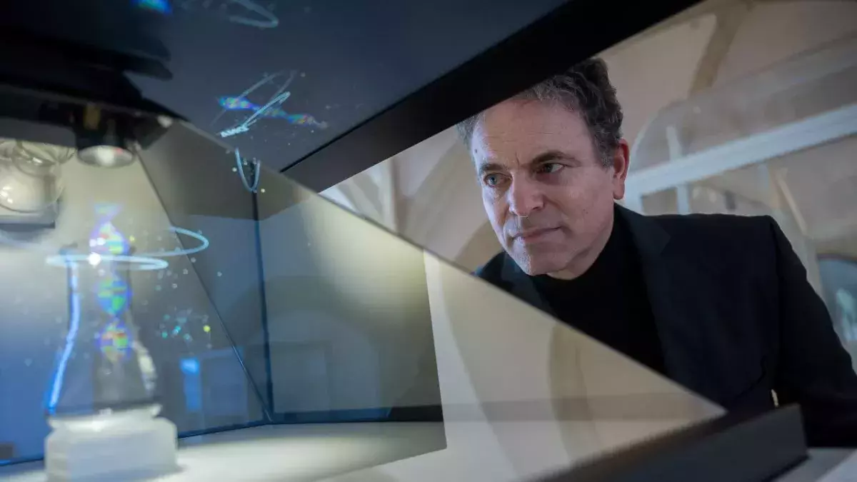 Der Gründer von CureVac, Ingmar Hoerr, begutachtet ein Stück DNA