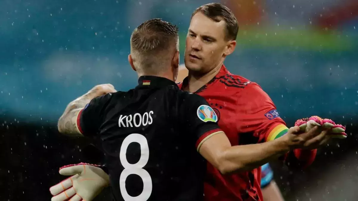 Deutschland und England gehen vor dem Spiel auf die Knie