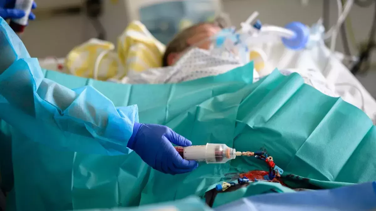 EIn Arzt kümmert sich um einen Corona-Patienten in der Uniklinik Leipzig