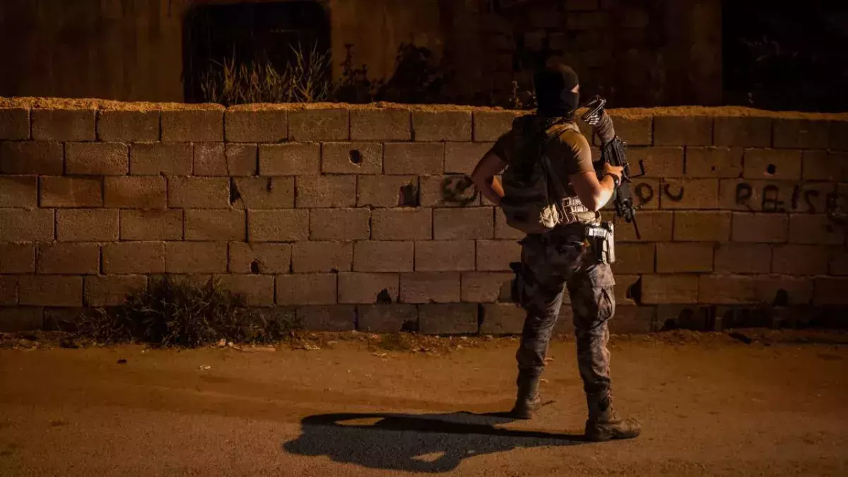 Ein türkischer Polizist der "Polis Özel Harekât Dairesi" vor einem Safehouse 2021 in Van, Türkei