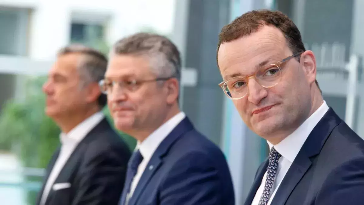 Jens Spahn, Lothar H. Wieler und Ralf Franke bei einer Pressekonferenz des Robert Koch Instituts in Berlin am 18. Juni 2021