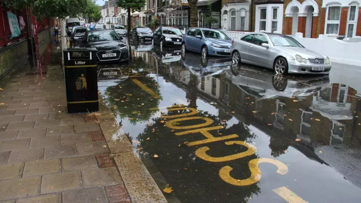 In London stehen Häuser unter Wasser