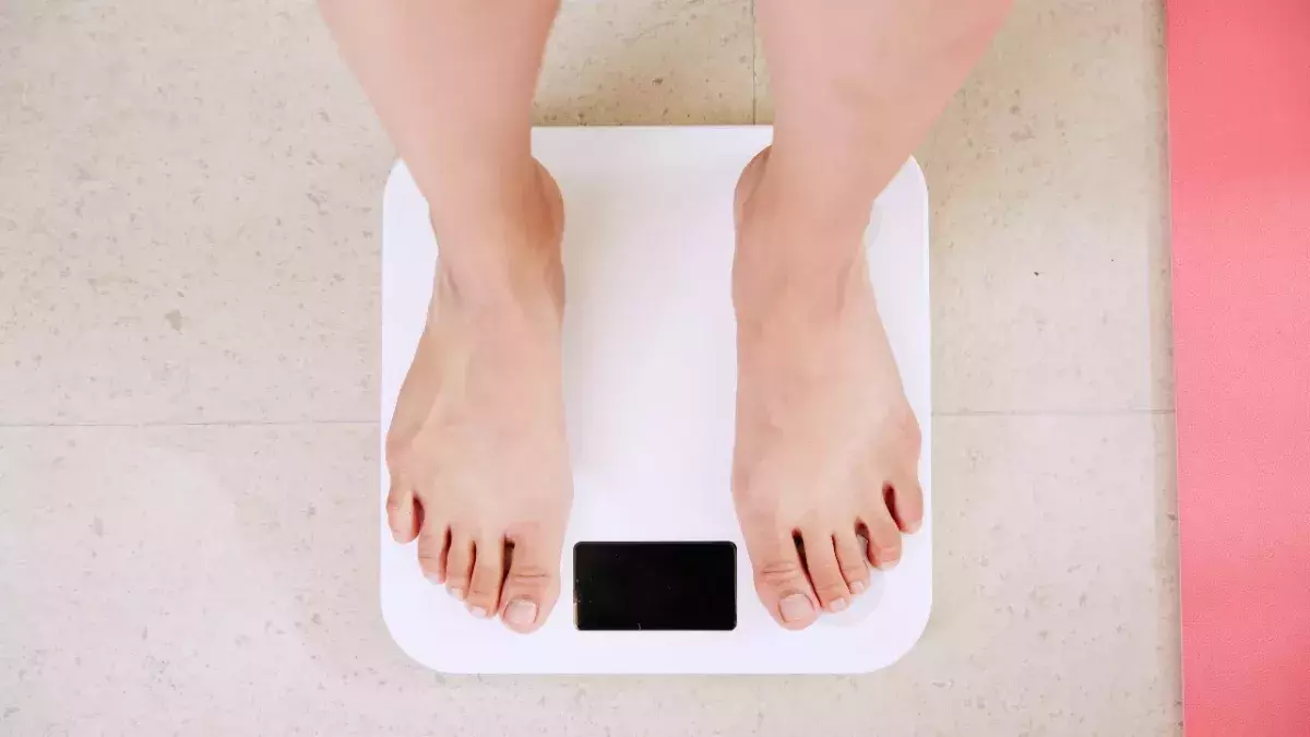 Person steht auf Waage