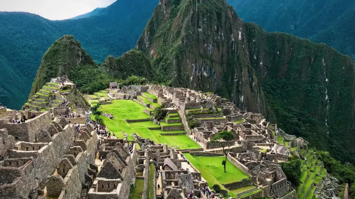 Proteste in Peru: Tourist:innen sitzen am Machu Picchu fest