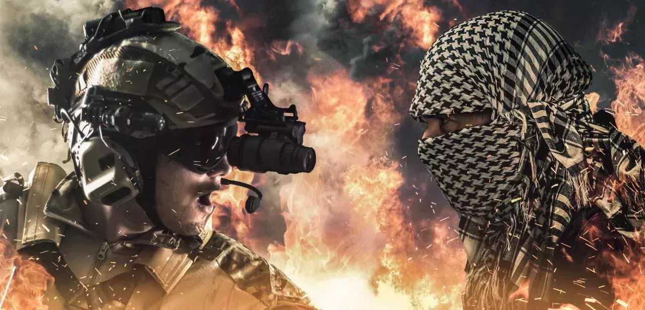 Soldat und Terrorguerilla mit Feuerhintergrund