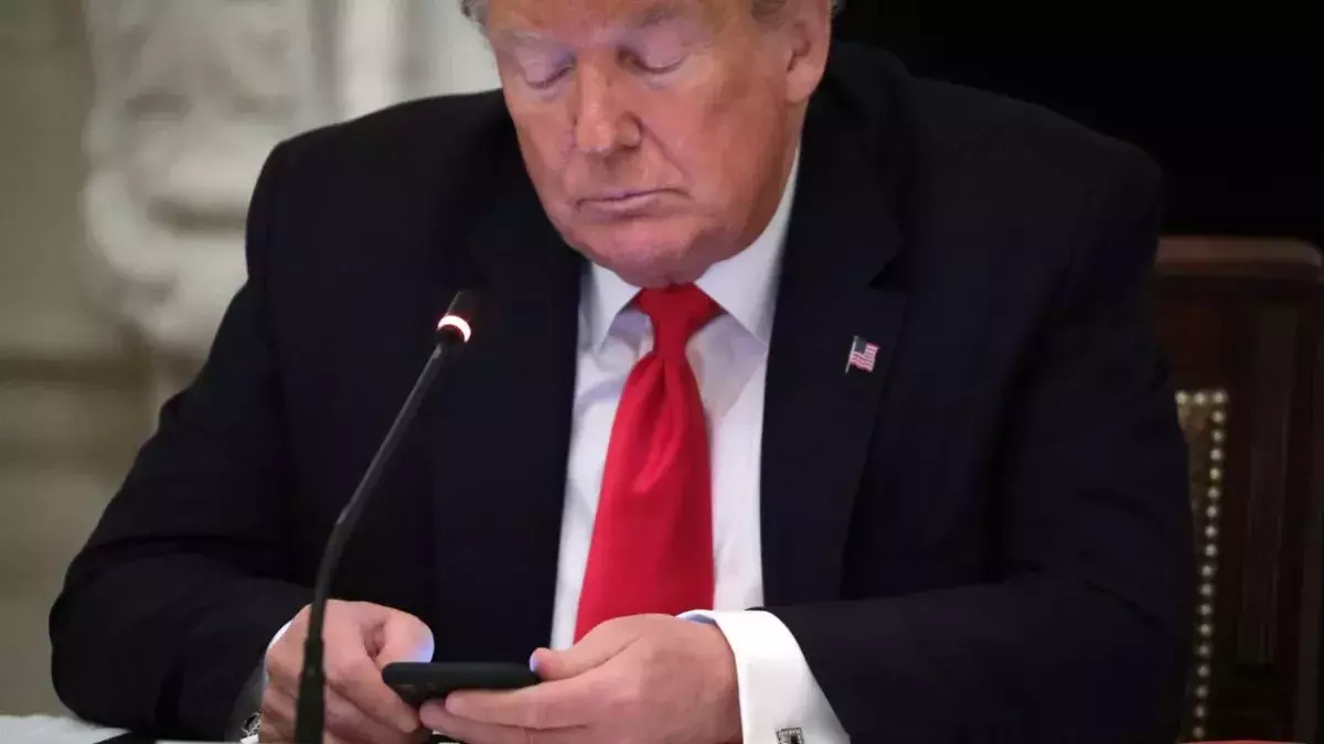 Trump sitzt am Handy