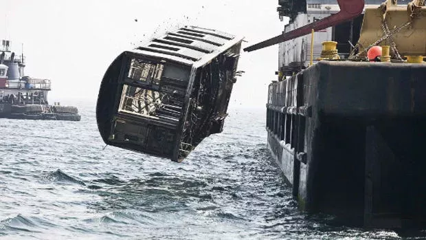 Straßenbahnwagons ins Meer geschmissen für... das Wohl der Fauna unter Wasser?