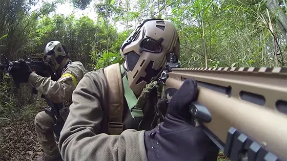 Britische Spezialeinheiten testen einen Star-Wars-Helm
