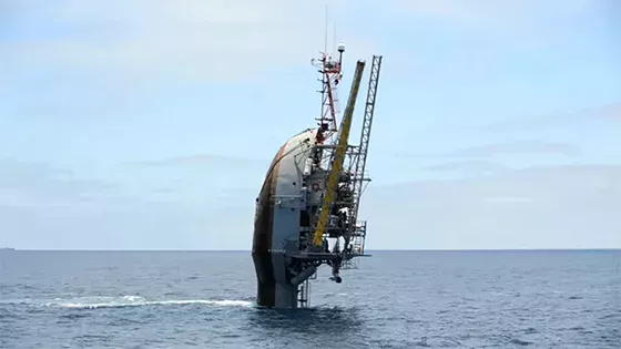 R/P FLIP: Ein Schiff taucht senkrecht ab