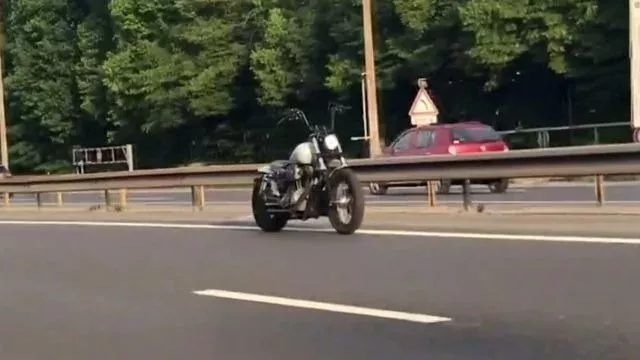 Das Geheimnis des gruseligen Motorrads ohne Fahrer ist gelüftet