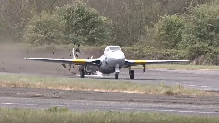 Ein Jagdflieger von 1944 hebt ab und zerstört mit seiner Kraft die Startpiste
