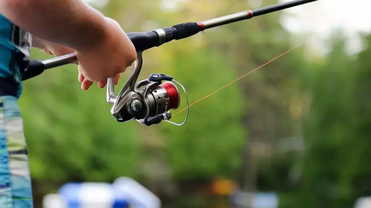 Angler mit ungewöhnlichem Fischfang