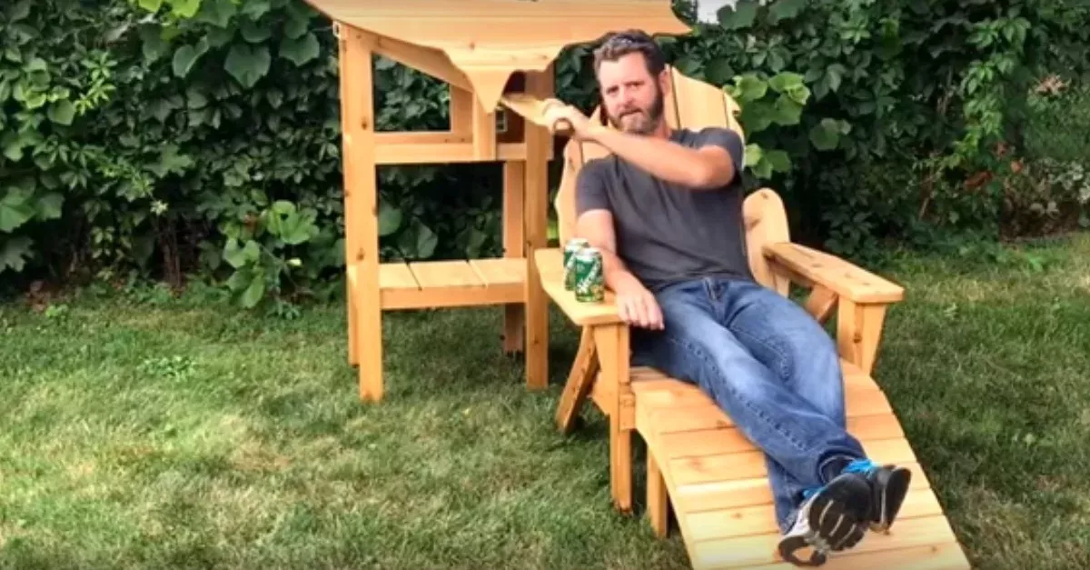 Er baut sich einen Bier-Liegestuhl