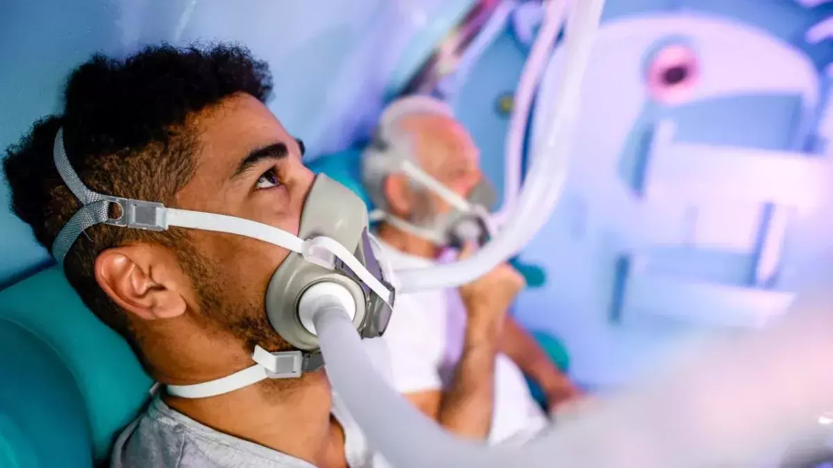 In den Druckkammern bekommen die Patienten abwechselnd medizinisch reinen und normalen Sauerstoff