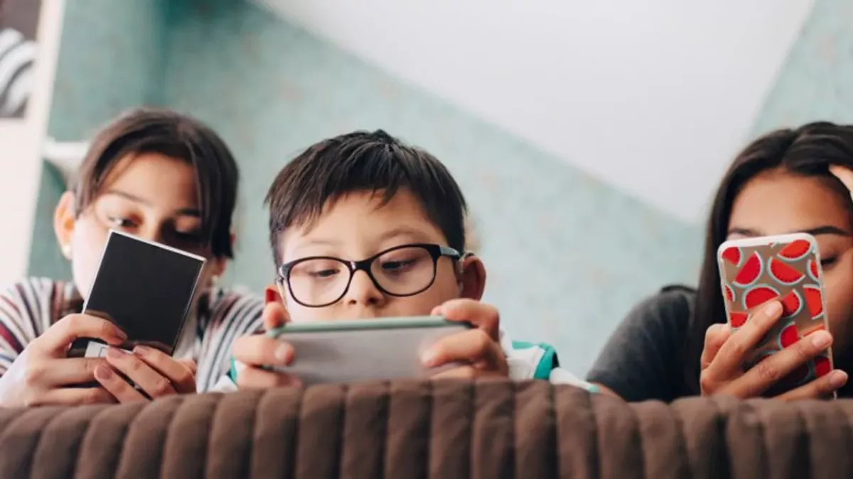 Diese Frage beschäftigt viele Eltern: Wann sind Kinder bereit für das erste Smartphone?