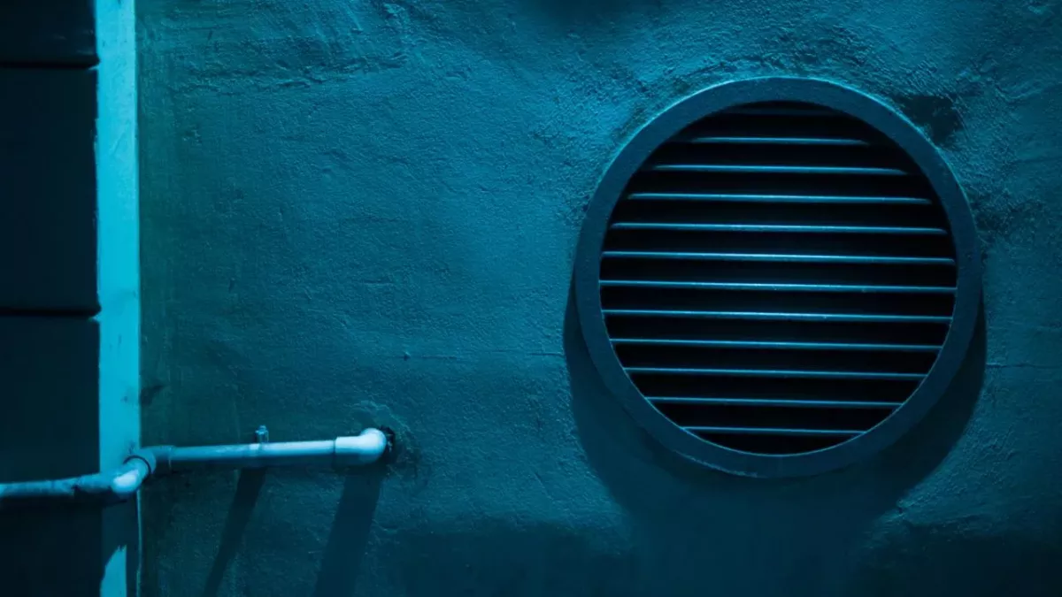 Ein Airbnb-Mieter untersucht die mysteriösen Geräusche, die aus einem Lüftungsgitter kommen.