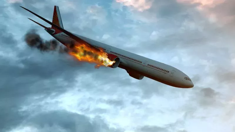 Ein Flugzeug in Flammen überquert den Himmel über Honolulu (Symbolbild)