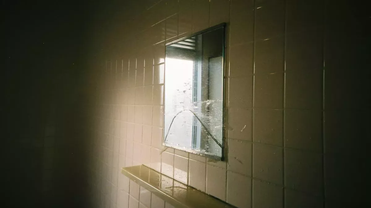 Ein Paar kann es nicht fassen, was sich hinter der Badezimmerwand befindet.